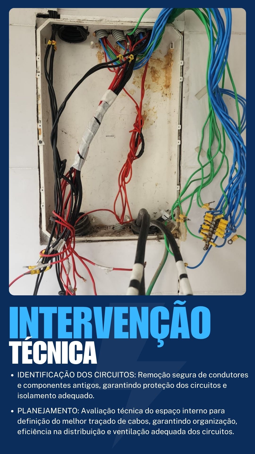 Painel elétrico em manutenção e organização técnica